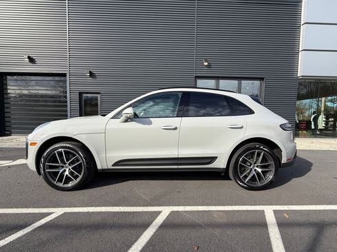 Certified 2025 Porsche Macan image 2