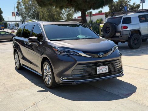 Used 2024 Toyota Sienna Platinum AWD/4WD image 4