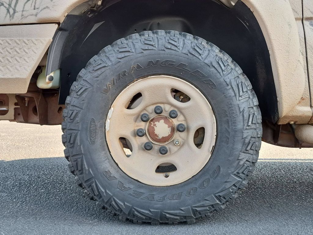 Used 2004 Chevrolet Silverado 2500 LS w/ Skid Plate Package AWD/4WD image 28