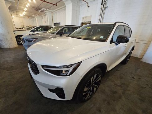 Used 2024 Volvo XC40 B5 Plus w/ Protection Package Premier AWD/4WD image 1