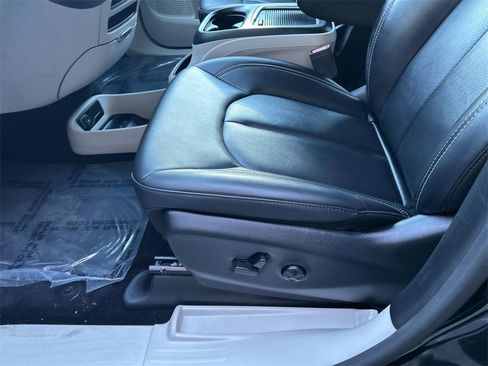 Used 2024 Chrysler Pacifica Touring-L image 20