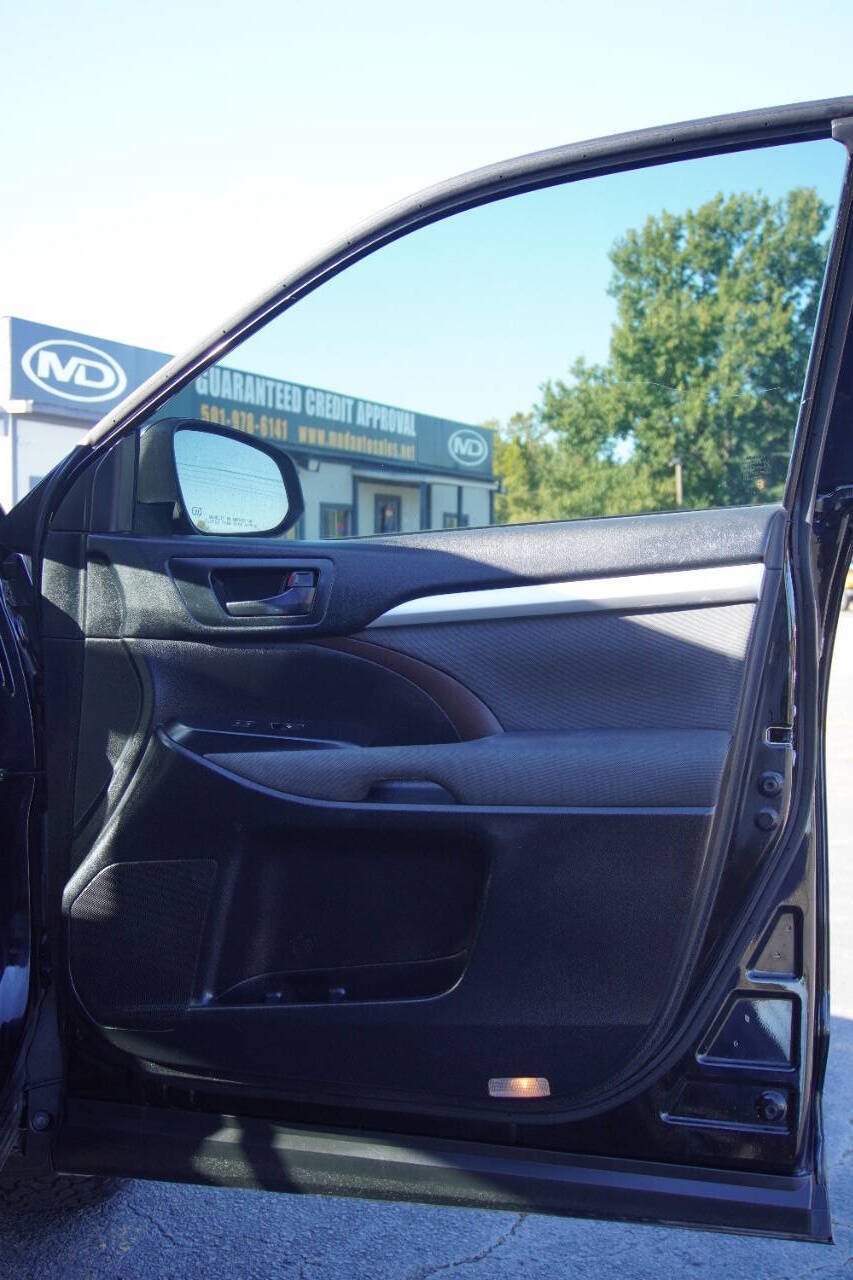 Used 2019 Toyota Highlander LE AWD/4WD image 14