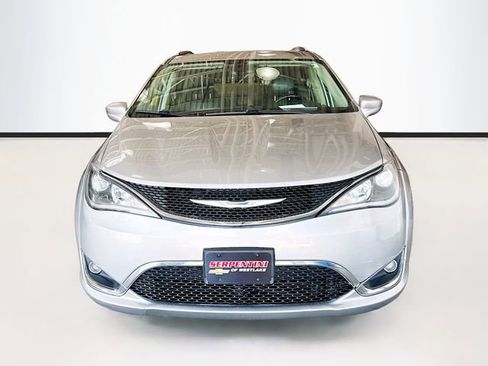 Used 2019 Chrysler Pacifica Touring-L FWD image 4