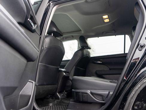 Used 2025 Toyota Highlander XLE image 28