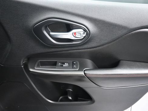 Used 2019 Jeep Cherokee Trailhawk AWD/4WD image 40