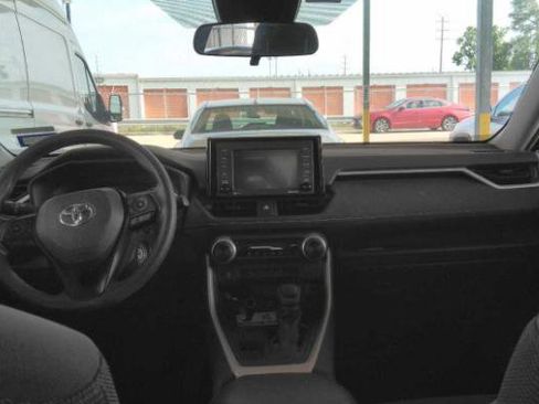 Used 2022 Toyota RAV4 LE image 2