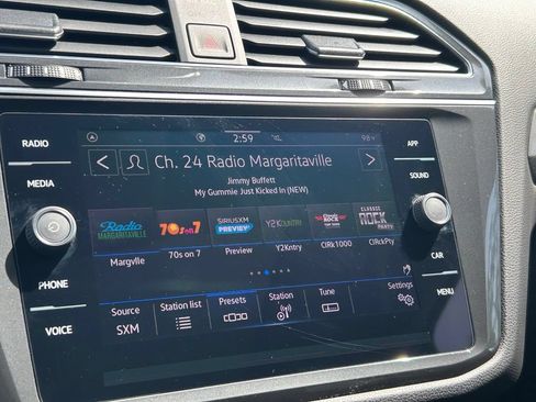 Used 2023 Volkswagen Tiguan SE w/ Panoramic Sunroof Package FWD image 15