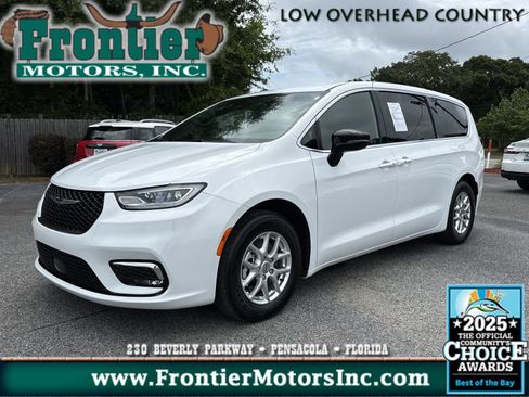 Used 2025 Chrysler Pacifica Select FWD image 1