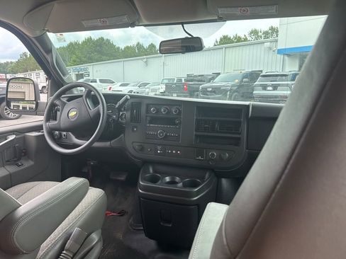 Used 2019 Chevrolet Express 2500 RWD image 5