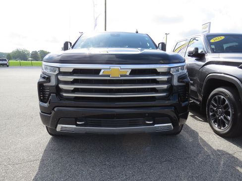 Used 2025 Chevrolet Silverado 1500 High Country w/ High Country Premium Package AWD/4WD image 3