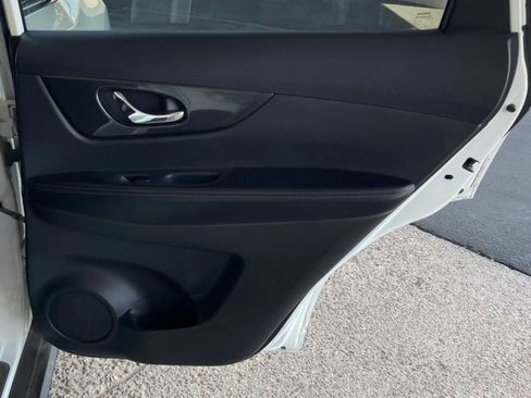 Used 2017 Nissan Rogue SV image 53