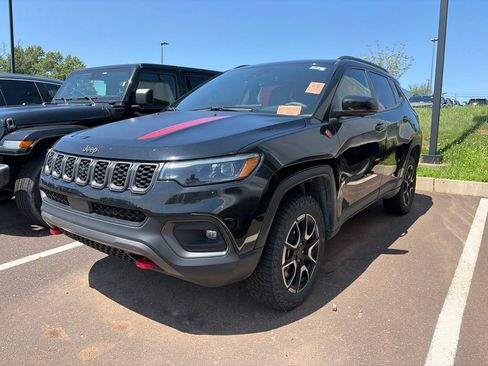 Used 2025 Jeep Compass Trailhawk w/ Trailhawk Elite Group AWD/4WD image 3