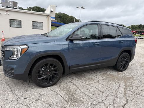 Used 2024 GMC Terrain SLT w/ Elevation Edition FWD image 3
