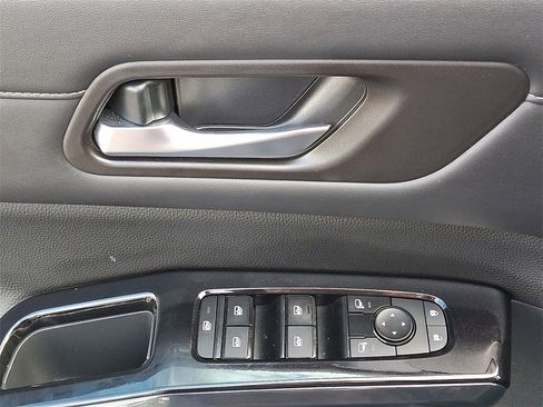 Used 2022 Nissan Pathfinder SV image 2