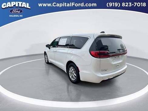 Used 2024 Chrysler Pacifica Touring-L image 6