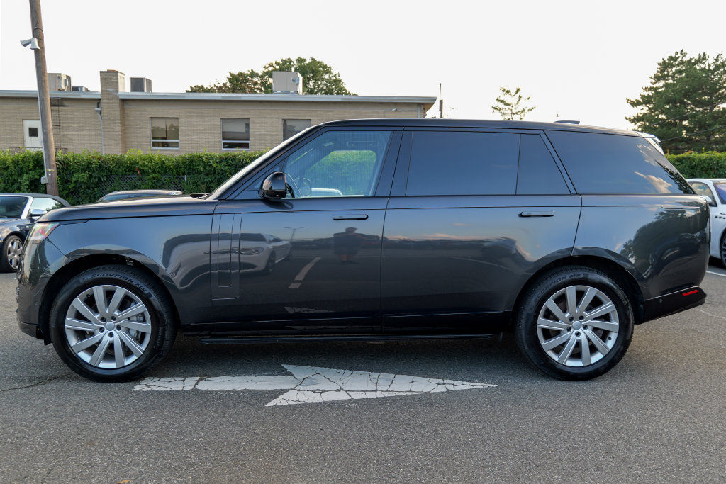 Used 2025 Land Rover Range Rover Long Wheelbase SE AWD/4WD image 4