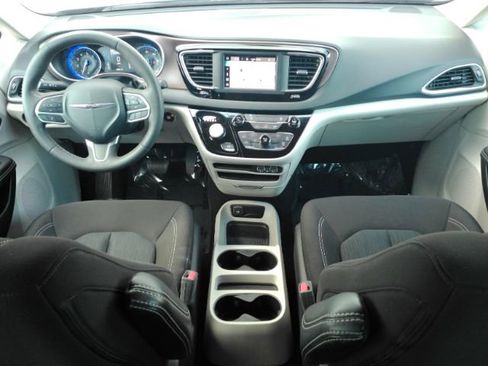 Used 2023 Chrysler Voyager LX image 3