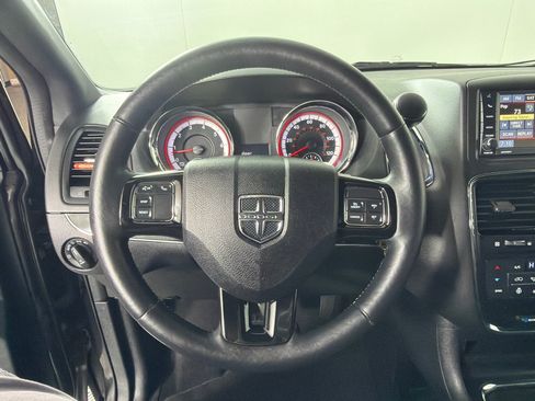 Used 2016 Dodge Grand Caravan SXT FWD image 12