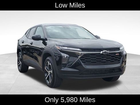 Used 2025 Chevrolet Trax RS w/ Driver Confidence Package FWD image 2