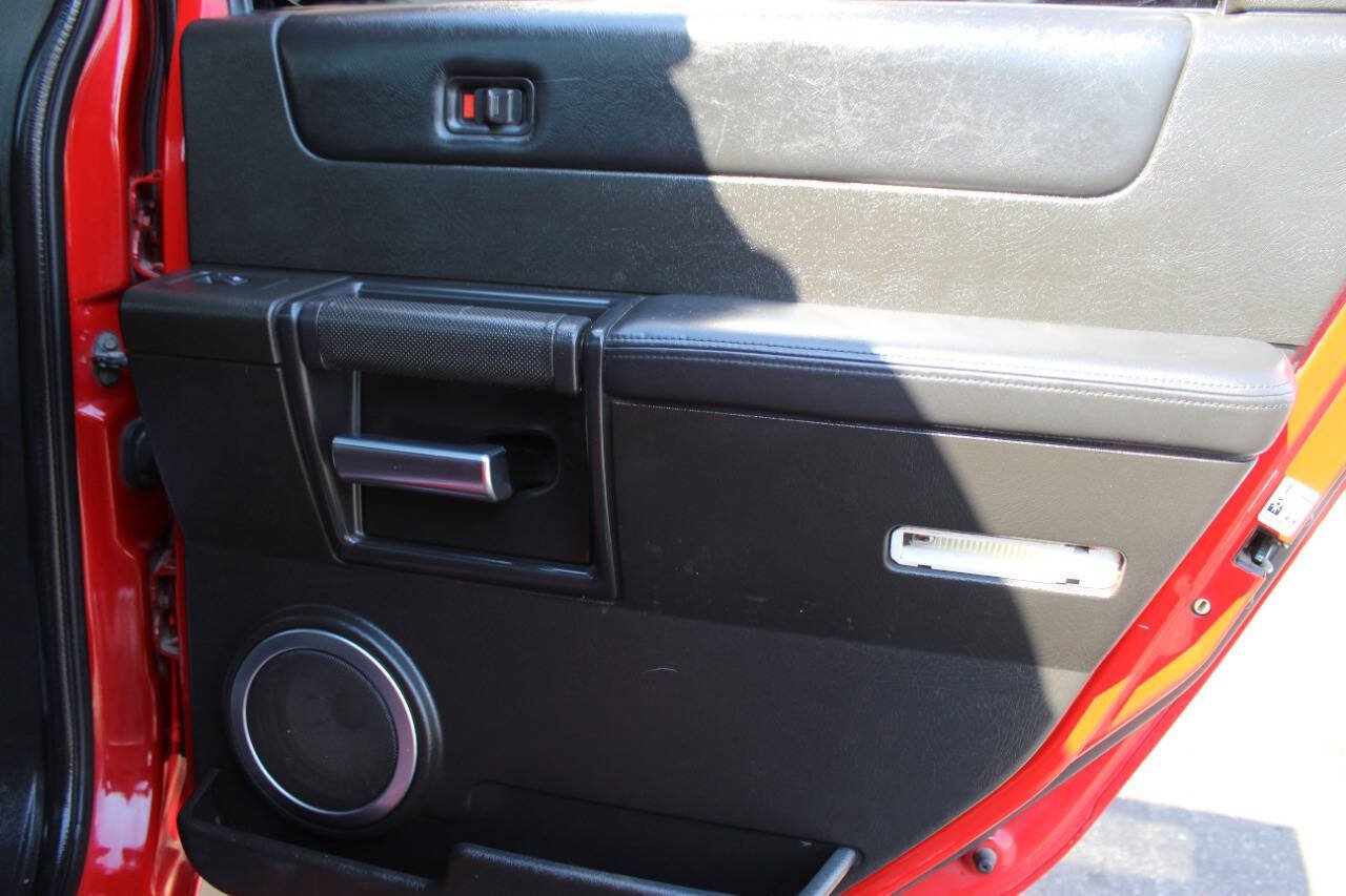 Used 2005 HUMMER H2 SUT w/ Preferred Equipment Group AWD/4WD image 13