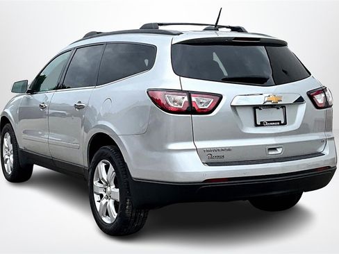 Used 2017 Chevrolet Traverse LT w/ Style and Technology Package image 4