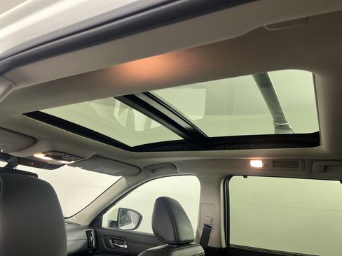 Used 2022 Nissan Pathfinder SL w/ SL Premium Package image 17