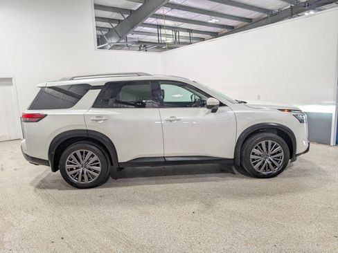 Used 2023 Nissan Pathfinder SL AWD/4WD image 2
