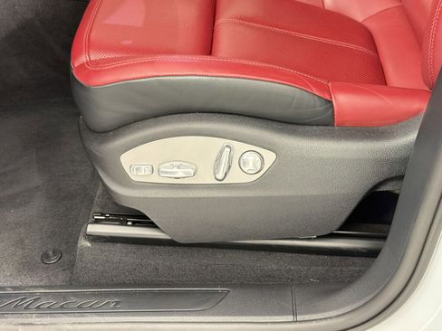 Certified 2024 Porsche Macan image 15