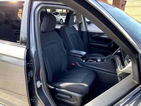 Used 2023 Jeep Grand Cherokee L Laredo image 9