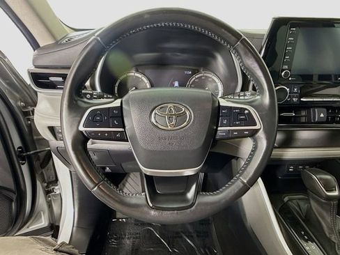 Used 2022 Toyota Highlander XLE FWD image 11