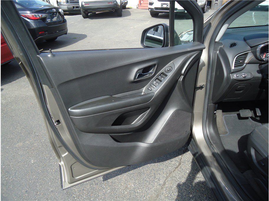 Used 2021 Chevrolet Trax LS AWD/4WD image 11