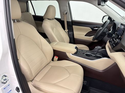 Used 2021 Toyota Highlander XLE AWD/4WD image 31