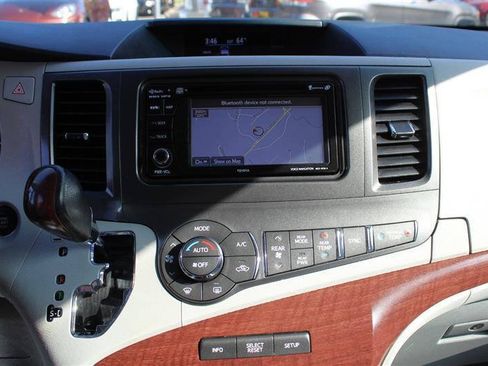 Used 2013 Toyota Sienna XLE w/ Entertainment Pkg FWD image 19
