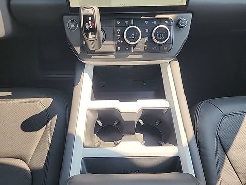 New 2026 Land Rover Defender 110 X-Dynamic SE AWD/4WD image 23