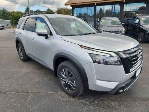 New 2025 Nissan Pathfinder SV w/ Black Appearance Package image 2