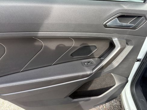 Used 2022 Volkswagen Tiguan SE w/ Panoramic Sunroof Package FWD image 25
