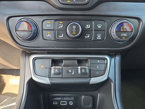 Used 2024 GMC Terrain SLT image 12