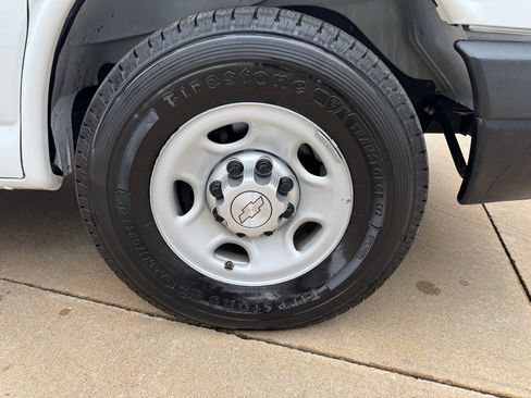 Used 2015 Chevrolet Express 2500 image 38