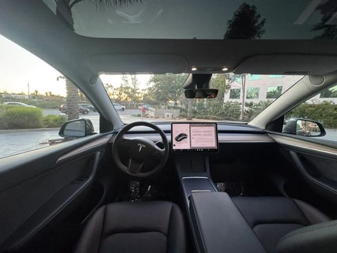 Used 2025 Tesla Model Y Long Range AWD/4WD image 32