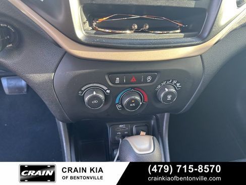 Used 2018 Jeep Cherokee Latitude w/ Altitude Package image 26