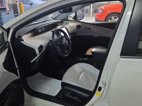 Used 2020 Toyota Prius Limited w/ Premium Convenience Package FWD image 3