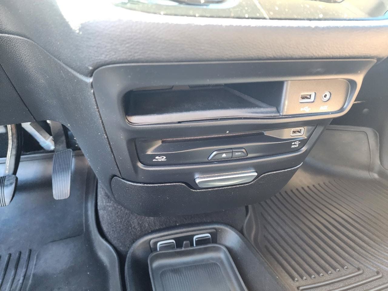 Used 2018 Chrysler Pacifica Limited w/ Advanced Safetytec Group FWD image 23