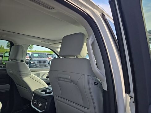 Used 2025 Ford Expedition Platinum w/ Driver's Package AWD/4WD image 86