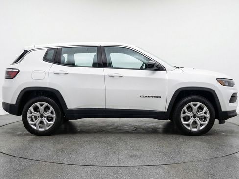 Used 2025 Jeep Compass Latitude image 11