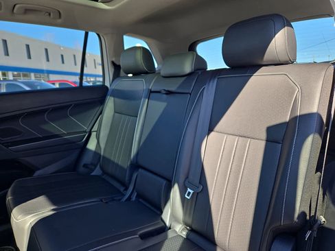 Used 2024 Volkswagen Tiguan SE w/ Panoramic Sunroof Package image 12