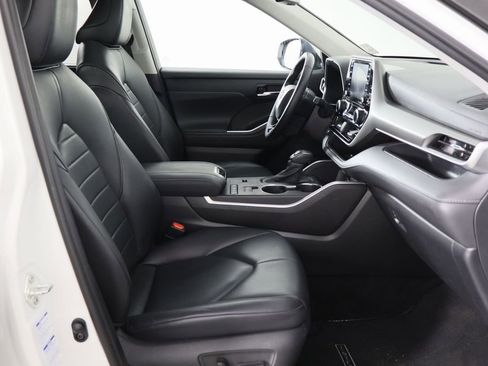 Used 2021 Toyota Highlander XLE image 17