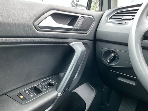 Used 2020 Volkswagen Tiguan SE w/ Panoramic Sunroof Package image 24