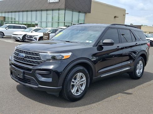 Used 2023 Ford Explorer XLT AWD/4WD image 3