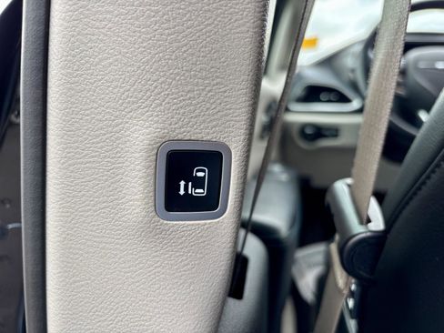 Used 2021 Chrysler Pacifica Touring-L FWD image 39