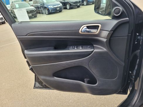 Used 2017 Jeep Grand Cherokee Laredo w/ Quick Order Package 2BE image 17